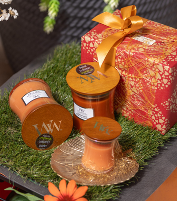Composizione fotografia creata con candele Wood Wick in 3 colorazioni diverse