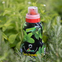 Cura_prodottoAromatiche Packaging in plastica del prodotto per la cura e la difesa delle piante aromatiche. Il prodotti si presenta nero.