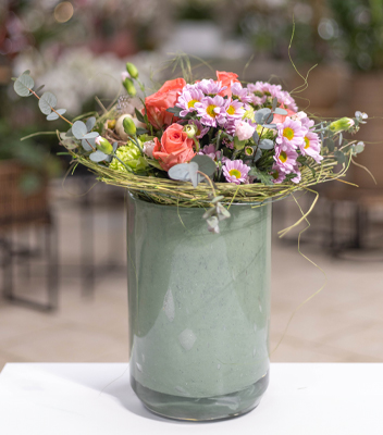 Vaso nel quale è inserito un bouquet di fiori colorati