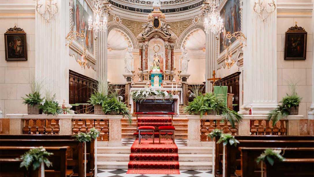 Allestimento intento di una Chiesa creato con composizioni di verde