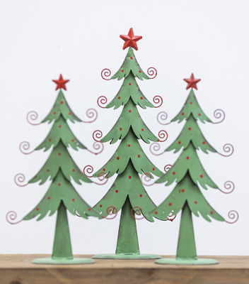 decorazioni natalizie a forma di albero di Natale in metallo di colore verde. Gli alberi sono impreziositi da dettagli rossi: stella sulla punta, boccia e decori.