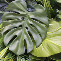 pareteVerdeartificiale_fogliaMonstera Dettaglio della foglia di una monstera appartenente a un modulo di parete verde artificiale con piante realistiche, ideale per decorazioni interne ed esterne.
