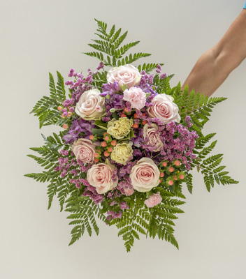 Bouquet estivo sui toni del rosa e del viola creato a Vivai Tomasi
