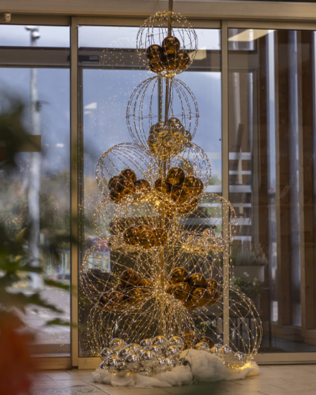 Vivai-Tomasi-ingresso Decorazione natalizia posta all'ingresso dei Vivai Tomasi composta da sfere di luce e bocce marroni e argento