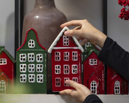 Vivai-Tomasi-oggettistica Decorazioni natalizie in ceramica a forma di casetta nelle colorazioni bianca e rossa o verde, bianca e rossa