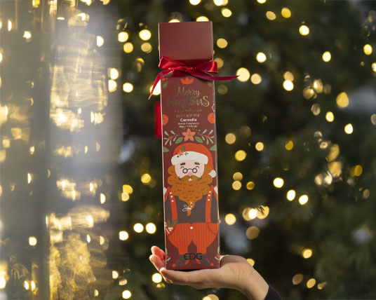 Vivai-Tomasi-profumatore Fragranza per la casa EDG in confezione natalizia bordeaux su cui spicca l'illustrazione di un babbo natale.