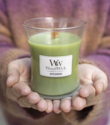 Vivai-Tomasi_candela_Wood-Wick_Applewood Candela della Wood Wick verde al profumo di Applewood