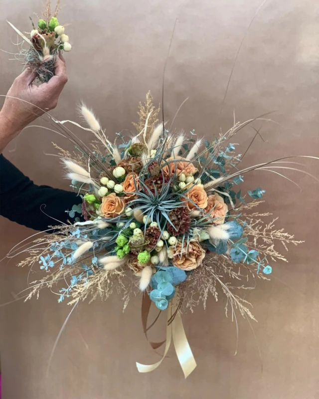 Sabato 17 maggio abbiamo avuto il piacere di accompagnare Federica e Renato nel loro giorno speciale, tra fiori, sorrisi e brindisi 💐 Con le nostre composizioni abbiamo contribuito a rendere ancora più magico questo giorno e gli ambienti di @monteciwines!

In collaborazione con @burrosalviabanqueting 🙌🏻

•

#vivaitomasi #matrimonio #bouquet #bouquetsposa #centrotavolamatrimonio #composizionifloreali #weddingflowers #floraldesign #weddingflorist #weddinginspiration #weddingday #weddingdecor #fiori #piante #plantlover #vivaio #pescantina #verona #trentino
