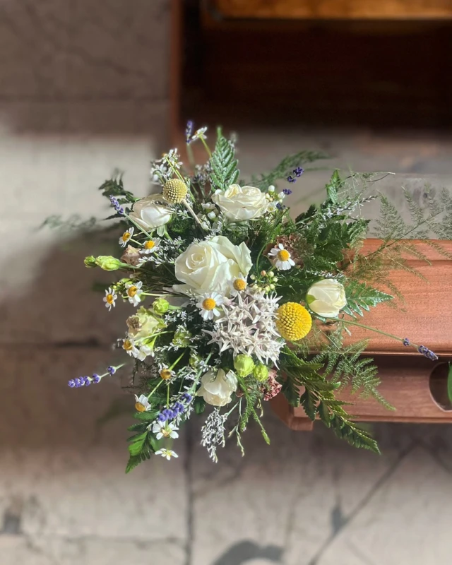 Bouquet, lanterne e piccoli dettagli floreali hanno accompagnato il sì di Rossella e Davide lo scorso sabato. Un tocco semplice, ma elegante e pieno di poesia ✨

Stai organizzando il tuo giorno speciale? Siamo qui per realizzare bouquet e decorazioni su misura 💐

•

#vivaitomasi #matrimonio #bouquet #bouquetsposa #centrotavolamatrimonio #composizionifloreali #weddingflowers #floraldesign #weddingflorist #weddinginspiration #weddingday #weddingdecor #fiori #piante #plantlover #vivaio  #trentino